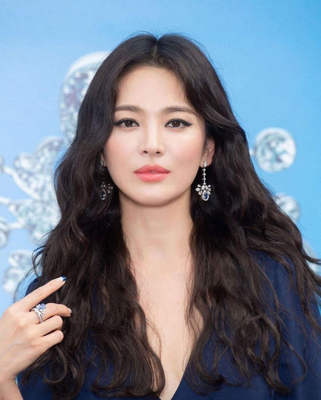 Nhan sắc của Song Hye Kyo chưa bao giờ toang đến thế, makeup đậm như sắp đi đóng phim kinh dị đến nơi - Ảnh 4.
