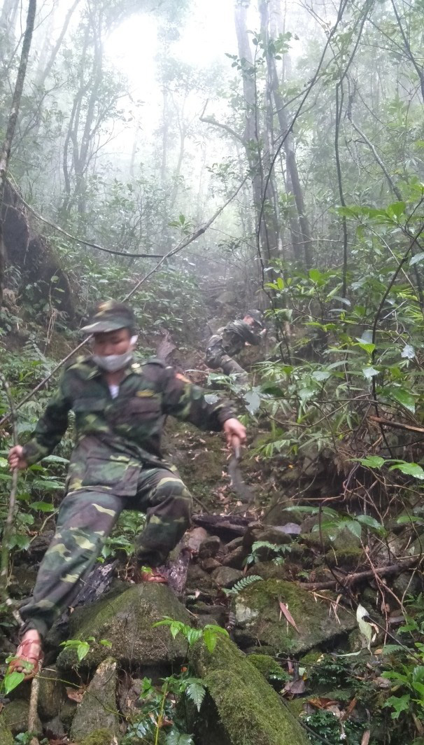 Ảnh: 20 giờ tr&egrave;o đ&egrave;o, lội suối t&igrave;m kiếm 2 c&ocirc; g&aacute;i bị lạc trong rừng s&acirc;u - Ảnh 4.