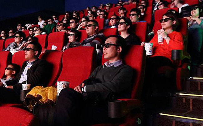  C&aacute;c rạp chiếu phim ở Trung Quốc &lsquo;ngắc ngoải&rsquo; v&igrave; Covid-19: Phải b&aacute;n bỏng ng&ocirc; kh&ocirc;ng k&egrave;m v&eacute;, cho thu&ecirc; rạp l&agrave;m chỗ chụp ảnh cưới để cầm cự  - Ảnh 1.