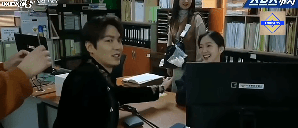 Lee Min Ho ngẩn ngơ trước nhan sắc Kim Go Eun ở hậu trường Qu&acirc;n Vương Bất Diệt, ai c&ograve;n ch&ecirc; đ&ocirc;i n&agrave;y thiếu muối nữa kh&ocirc;ng ta? - Ảnh 4.