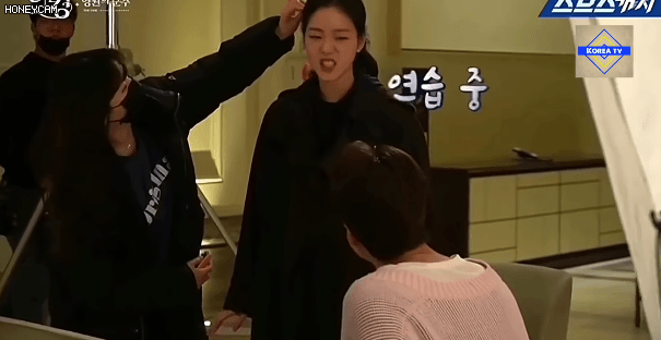 Lee Min Ho ngẩn ngơ trước nhan sắc Kim Go Eun ở hậu trường Qu&acirc;n Vương Bất Diệt, ai c&ograve;n ch&ecirc; đ&ocirc;i n&agrave;y thiếu muối nữa kh&ocirc;ng ta? - Ảnh 8.
