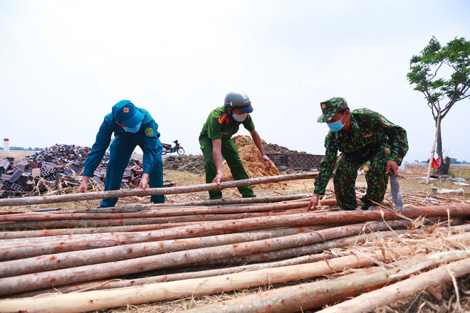 Trên mặt muỗi bay vo ve, dưới chân đỉa đói bu kín, xui xui thì nằm trên ổ kiến lửa... anh em vẫn bám trụ làm nhiệm vụ - Ảnh 14.