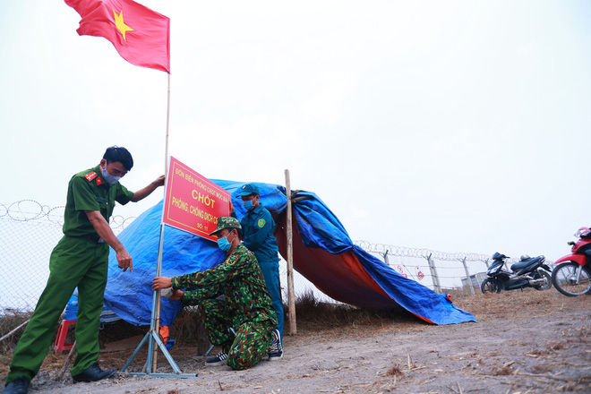 Trên mặt muỗi bay vo ve, dưới chân đỉa đói bu kín, xui xui thì nằm trên ổ kiến lửa... anh em vẫn bám trụ làm nhiệm vụ - Ảnh 15.