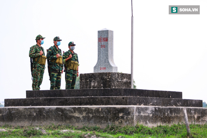 Trên mặt muỗi bay vo ve, dưới chân đỉa đói bu kín, xui xui thì nằm trên ổ kiến lửa... anh em vẫn bám trụ làm nhiệm vụ - Ảnh 18.