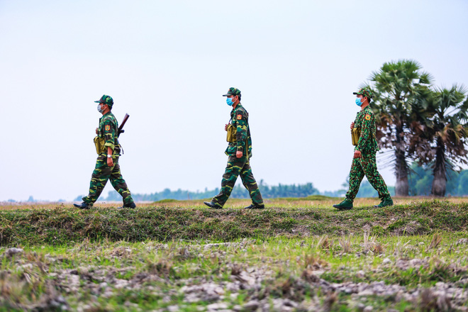 Trên mặt muỗi bay vo ve, dưới chân đỉa đói bu kín, xui xui thì nằm trên ổ kiến lửa... anh em vẫn bám trụ làm nhiệm vụ - Ảnh 19.