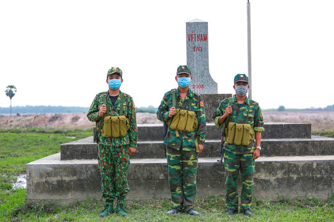 Trên mặt muỗi bay vo ve, dưới chân đỉa đói bu kín, xui xui thì nằm trên ổ kiến lửa... anh em vẫn bám trụ làm nhiệm vụ - Ảnh 20.