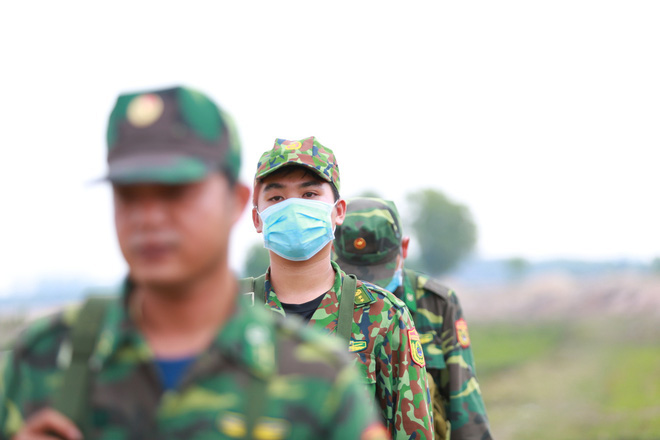 Trên mặt muỗi bay vo ve, dưới chân đỉa đói bu kín, xui xui thì nằm trên ổ kiến lửa... anh em vẫn bám trụ làm nhiệm vụ - Ảnh 4.