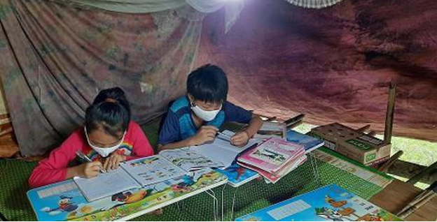 2 học trò người Mông ở Yên Bái lên núi “hứng sóng” 3G học trực tuyến - Ảnh 2.