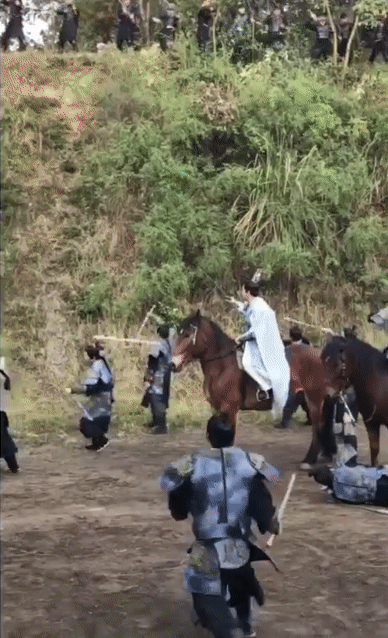 Cười bò với hậu trường phim cổ trang Trung Quốc: Màn bế không khí không hài bằng chiêu cưỡi ngựa có như không - Ảnh 13.