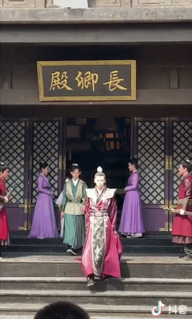 Cười bò với hậu trường phim cổ trang Trung Quốc: Màn bế không khí không hài bằng chiêu cưỡi ngựa có như không - Ảnh 6.