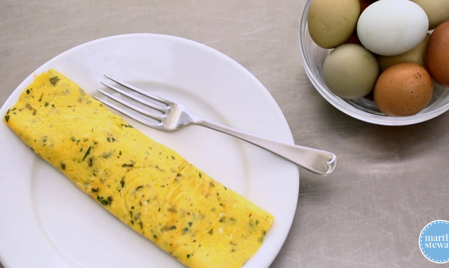 Học lỏm cách gập trứng trên chảo đẹp như đầu bếp chuyên nghiệp - Ảnh 6.