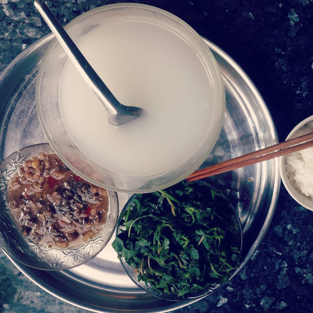 Ch&eacute;n nước cơm tuổi thơ từng lớn l&ecirc;n c&ugrave;ng biết bao thế hệ: C&oacute; người cho rằng uống c&ograve;n ngon hơn sữa, giờ muốn thử lại cũng kh&oacute; - Ảnh 5.