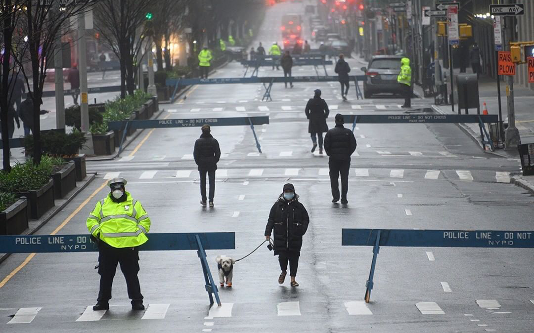 Những hình ảnh nước Mỹ trong 'hai tuần lễ đau đớn': 96% dân số ở nhà, hơn 236.000 người nhiễm Covid-19 và 5.700 người tử vong