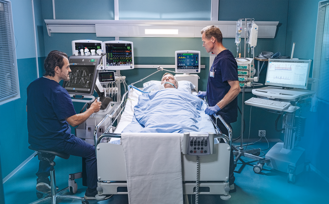 B&aacute;c sĩ ICU n&oacute;i về thực trạng Covid-19 ở Mỹ: Rất nhiều người trẻ vừa v&agrave;o đ&atilde; phải sử dụng đến m&aacute;y thở - Ảnh 1.