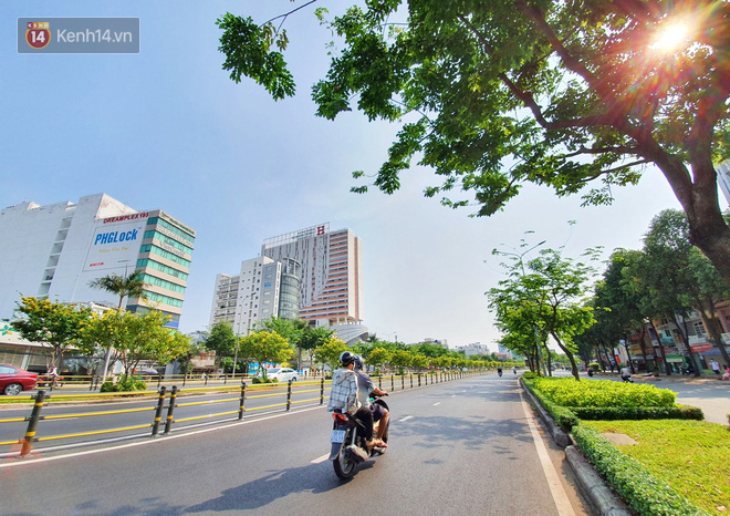 Sài Gòn yên bình: Bạn muốn khám phá Sài Gòn đầy bình yên? Hãy xem hình ảnh tuyệt đẹp về những góc phố cổ của TP. HCM trong những ngày cuối năm, khi mọi người đã về quê ăn Tết. Cảm nhận được niềm vui và sự bình yên của thành phố xô bồ này như thế nào nào bằng việc đón xem bộ hình ảnh này!