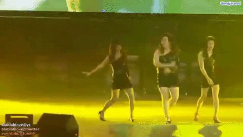 Giả gái nhảy sexy nhưng tình “chị chị em em” của Super Junior “toang” ngay trên sân khấu, tất cả là vì cái tay hư làm nhau “lộ hàng” - Ảnh 1.
