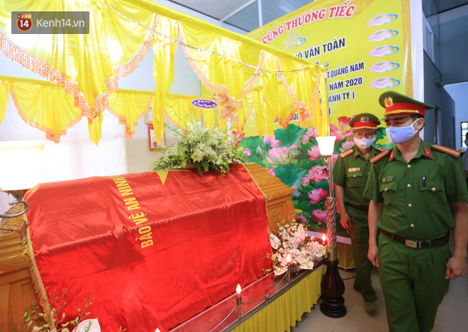 Vụ 2 chiến sĩ công an hy sinh trong lúc truy bắt nhóm đua xe: Bát mỳ tôm bỏ dở giữa đêm và nước mắt mẹ, cha