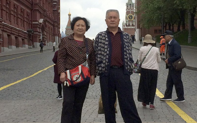 Nằm viện điều trị suốt 1 tháng trời ở Vũ Hán, con trai không hề hay biết bố mình đã qua đời do Covid-19