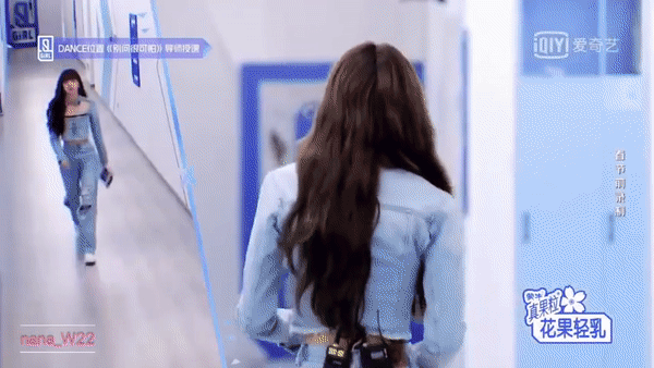 Ai sướng như fan cuồng Ngu Thư H&acirc;n: Được đồng đội tinh &yacute; gọi l&ecirc;n nằm cạnh thần tượng Lisa - Ảnh 1.