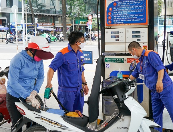  TP Hồ Ch&iacute; Minh: Đề nghị kh&ocirc;ng b&aacute;n xăng dầu cho người mua bằng can, chai, lọ để t&iacute;ch trữ  - Ảnh 1.