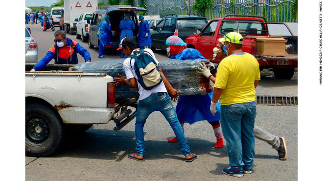  Bệnh viện, nhà xác chật cứng: Nhiều thi thể người bệnh COVID-19 ở Ecuador bị bỏ mặc ngay giữa đường phố - Ảnh 2.