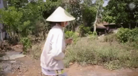 Vlog cuộc sống của HHen Niê ở buôn làng mùa dịch: Cặm cụi chuẩn thôn nữ, khăn hàng hiệu tặng mẹ đội làm bếp cho ngầu - Ảnh 5.