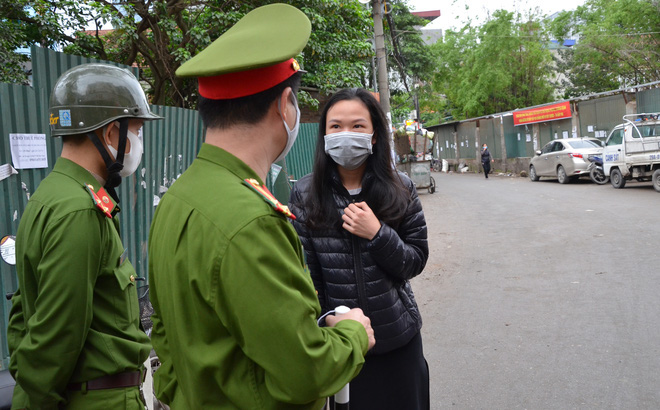 Trung tá công an chia sẻ khó khăn về xử lý người dân ra đường trong thời gian cách ly xã hội - Ảnh 1.