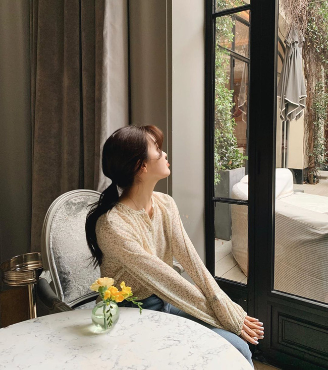 Ở nh&agrave; hay buộc t&oacute;c cho gọn, chị em phải tr&aacute;nh tiệt 4 lỗi sau kẻo t&oacute;c c&agrave;ng trở n&ecirc;n mỏng d&iacute;nh theo th&aacute;ng ng&agrave;y - Ảnh 3.