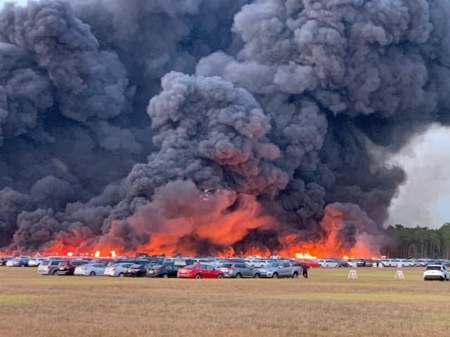 Cháy lớn tại sân bay Florida, Mỹ khiến 3.500 phương tiện bị hư hại - Ảnh 1.