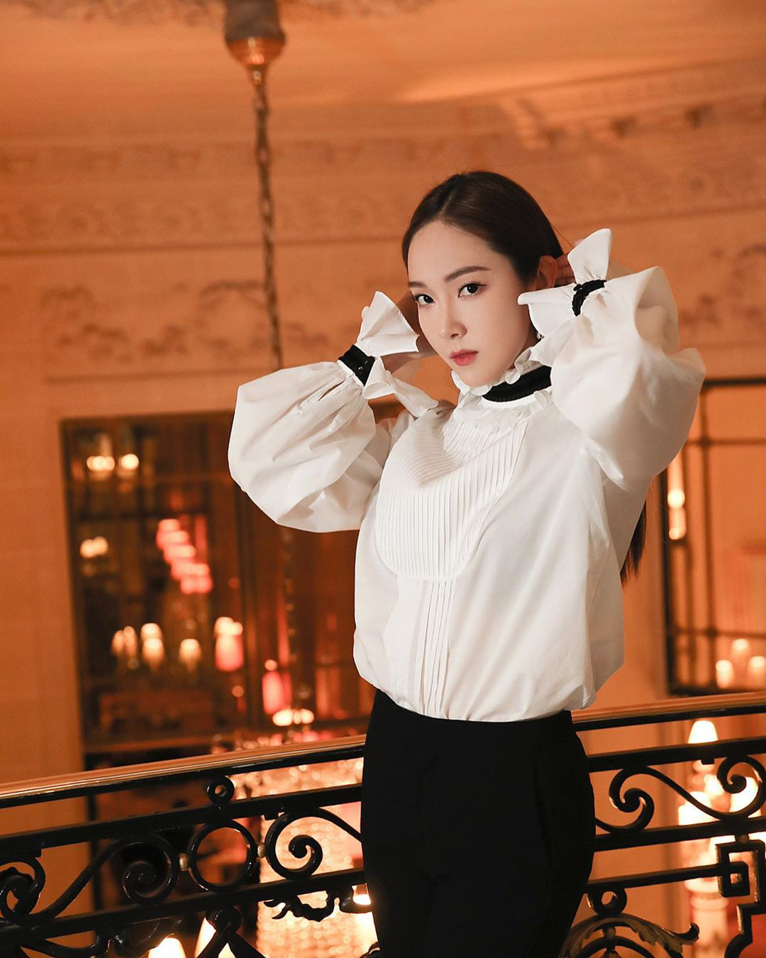 Jessica là fan cứng của áo blouse trắng và chỉ cần xem qua, chị em sẽ chấm được những kiểu đáng diện nhất - Ảnh 1.