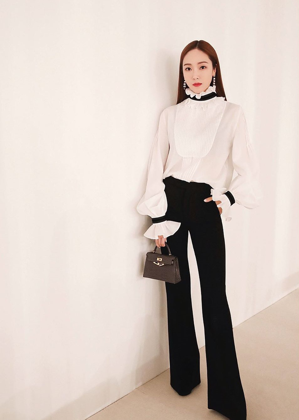 Jessica là fan cứng của áo blouse trắng và chỉ cần xem qua, chị em sẽ chấm được những kiểu đáng diện nhất - Ảnh 8.