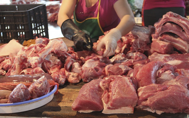 Vì sao giá thịt ngoài chợ vẫn đắt đỏ dù các doanh nghiệp đã giảm sâu giá lợn hơi?  - Ảnh 1.