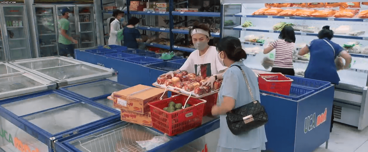 Nghe tin Hà Nội toang, Tomboiloichoi ham hố tích trữ đồ bán kiếm lời mùa Cô Vy ở Những Ngày Không Quên tập 2 - Ảnh 7.