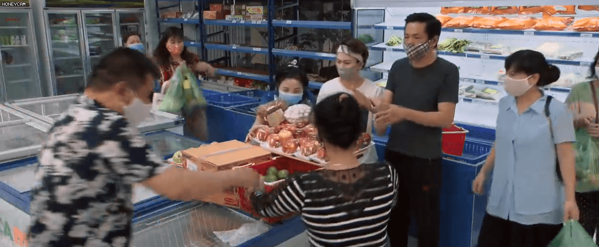 Nghe tin Hà Nội toang, Tomboiloichoi ham hố tích trữ đồ bán kiếm lời mùa Cô Vy ở Những Ngày Không Quên tập 2 - Ảnh 9.