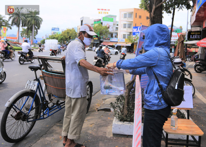 Ấm lòng hàng chục điểm phát cơm miễn phí trong mùa dịch cho người khó khăn ở Đà Nẵng - Ảnh 2.