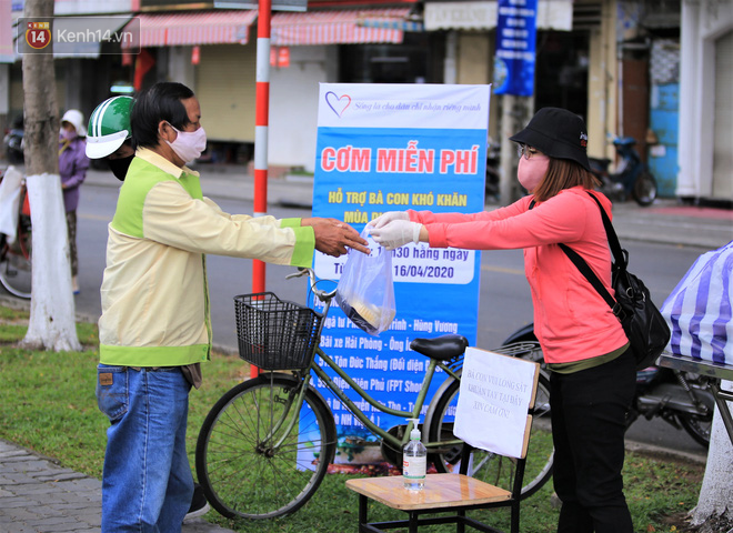 Ấm lòng hàng chục điểm phát cơm miễn phí trong mùa dịch cho người khó khăn ở Đà Nẵng - Ảnh 1.