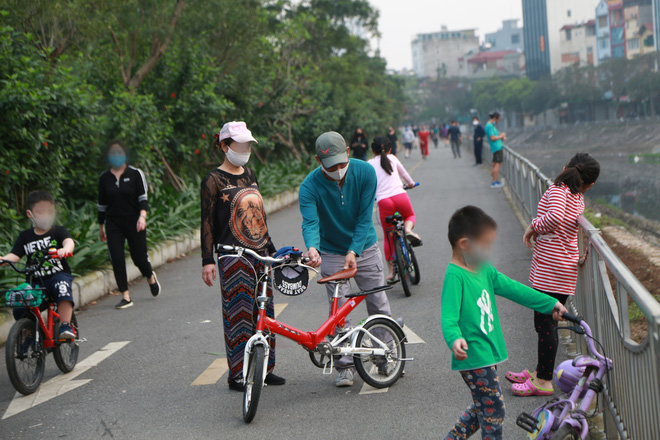 Hà Nội: Bất chấp chỉ thị cách ly xã hội, nhiều người dân vẫn tấp nập ra bờ sông Tô Lịch tập thể dục - Ảnh 12.