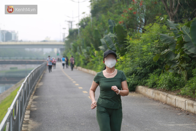 Hà Nội: Bất chấp chỉ thị cách ly xã hội, nhiều người dân vẫn tấp nập ra bờ sông Tô Lịch tập thể dục - Ảnh 14.