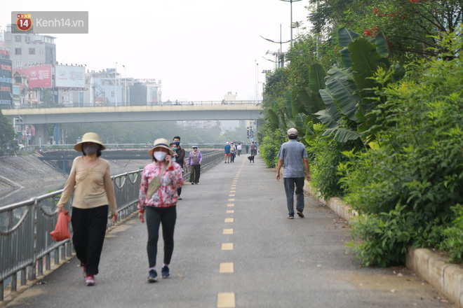 Hà Nội: Bất chấp chỉ thị cách ly xã hội, nhiều người dân vẫn tấp nập ra bờ sông Tô Lịch tập thể dục - Ảnh 6.