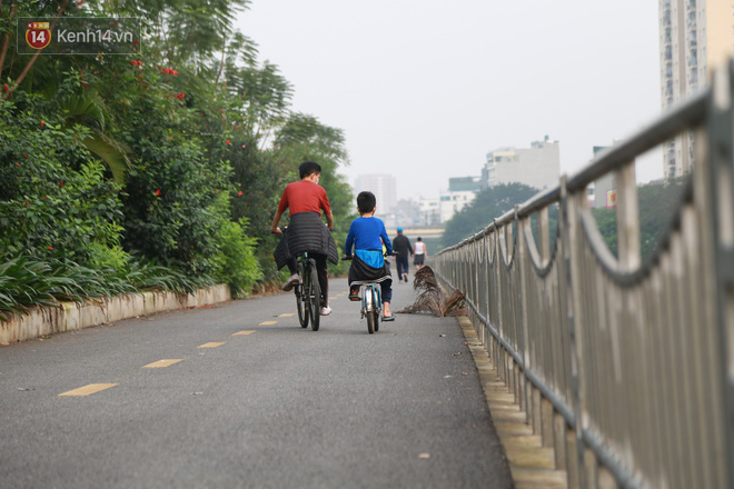 Hà Nội: Bất chấp chỉ thị cách ly xã hội, nhiều người dân vẫn tấp nập ra bờ sông Tô Lịch tập thể dục - Ảnh 11.
