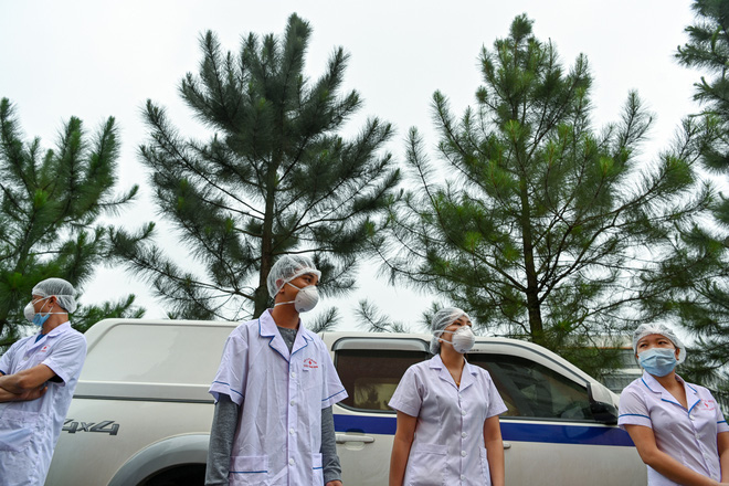 Phóng sự ảnh: Thợ săn Covid và cuộc sống đằng sau của những lá chắn sống ngăn SARS-CoV-2 ở Hà Nội - Ảnh 15.