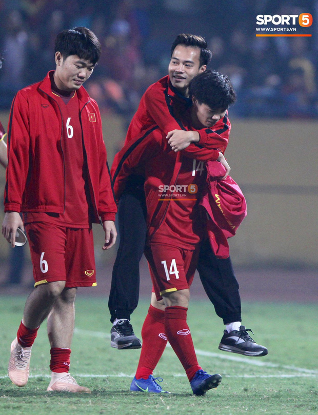 Văn Toàn và những kỷ niệm nhớ đời: Bị nhắc nhở vì dỗ bạn gái khi đang đá cho U23 Việt Nam đến đẩy trọng tài suýt phải trả giá - Ảnh 4.