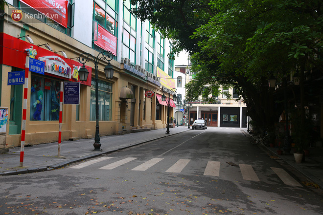 Ngắm nhịp sống trầm lặng trên những con phố siêu ngắn ở Hà Nội mùa dịch Covid -19 - Ảnh 1.