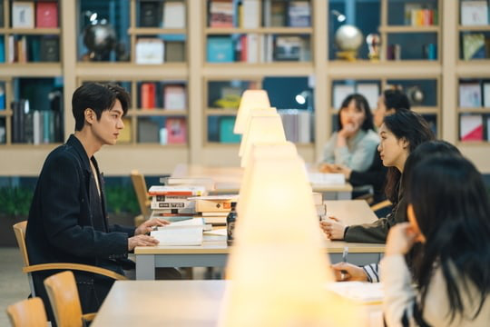 Quân Vương Bất Diệt hé lộ cảnh hoàng đế Lee Min Ho và Kim Go Eun lén lút hẹn hò nơi thư viện - Ảnh 1.