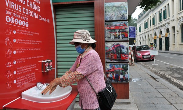 Trạm rửa tay miễn phí và câu chuyện về những phép màu đỏ rực trên đường phố - Ảnh 1.