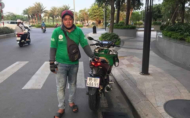 Cô gái bước ra khỏi lan can chuẩn bị nhảy cầu Sài Gòn, tài xế kịp thời kéo lại và giữ chặt - Ảnh 1. Cô gái bước ra khỏi lan can chuẩn bị nhảy cầu Sài Gòn, tài xế kịp thời kéo lại và giữ chặt - Ảnh 1.