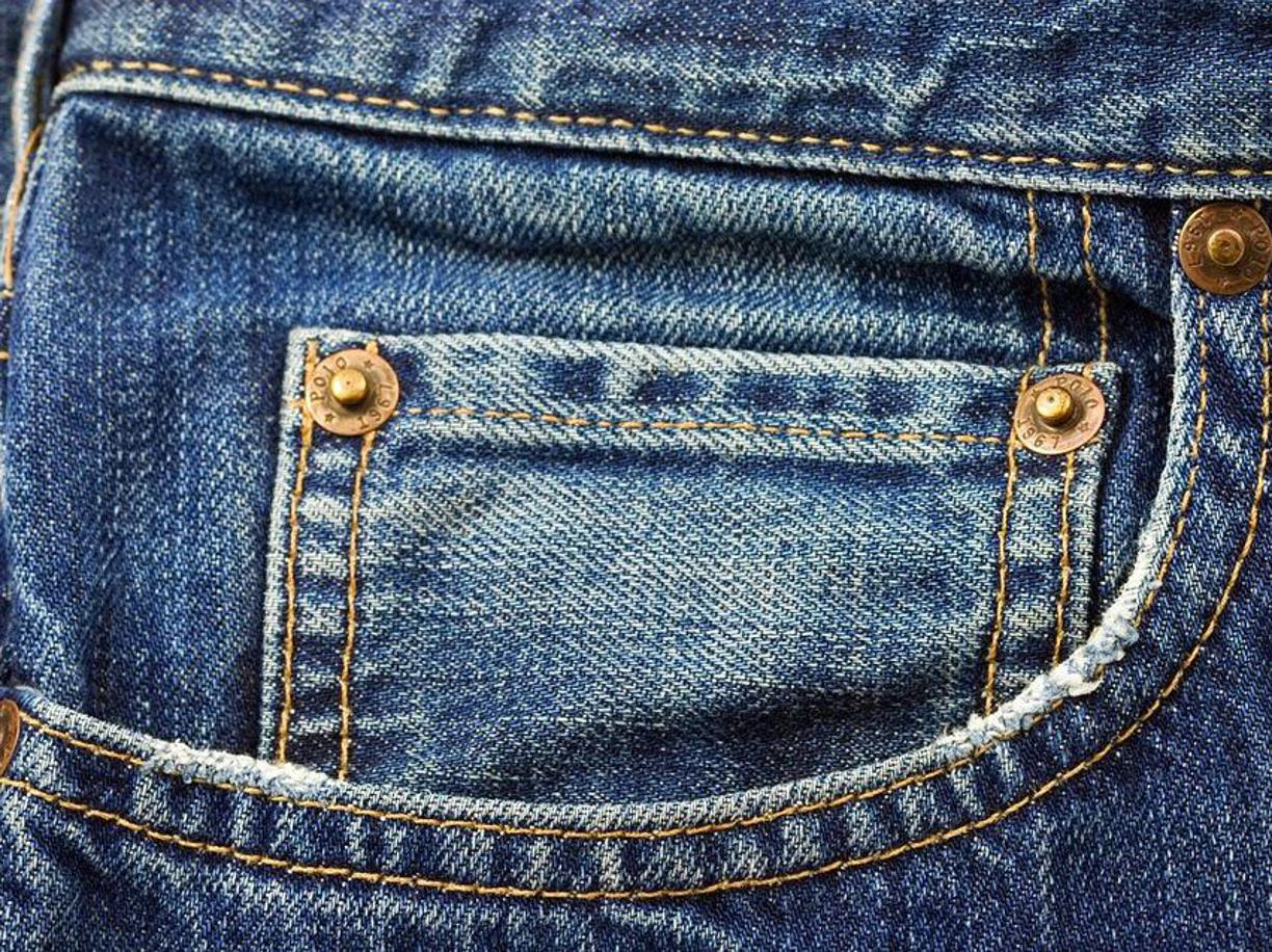 Quần jeans thì thân thuộc rồi nhưng hiếm ai biết chiếc túi mini phía trước và miếng da sau lưng có công dụng gì - Ảnh 1.