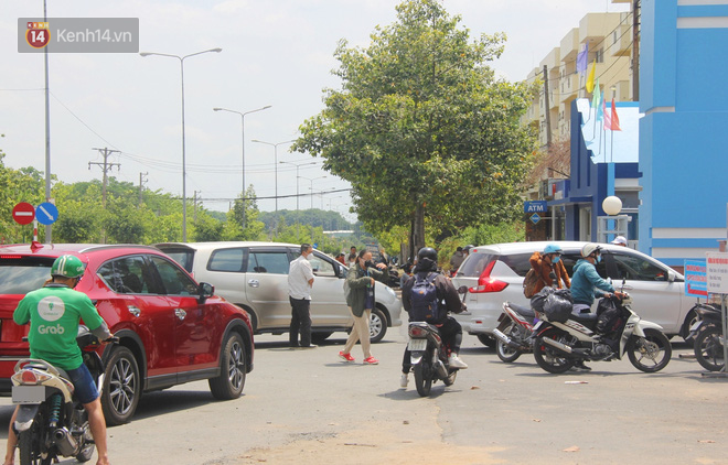 Hàng trăm sinh viên đội nắng, lỉnh kỉnh đồ đạc quay trở lại KTX ĐHQG TP.HCM sau kỳ nghỉ dài gần 4 tháng - Ảnh 8.