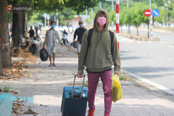 Hàng trăm sinh viên đội nắng, lỉnh kỉnh đồ đạc quay trở lại KTX ĐHQG TP.HCM sau kỳ nghỉ dài gần 4 tháng - Ảnh 6.