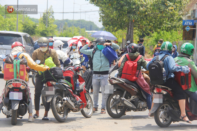 Hàng trăm sinh viên đội nắng, lỉnh kỉnh đồ đạc quay trở lại KTX ĐHQG TP.HCM sau kỳ nghỉ dài gần 4 tháng - Ảnh 10.